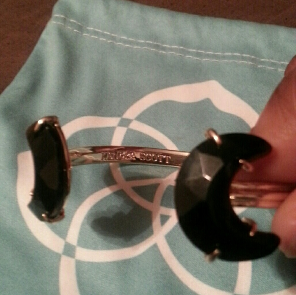 Carson cuff in Black