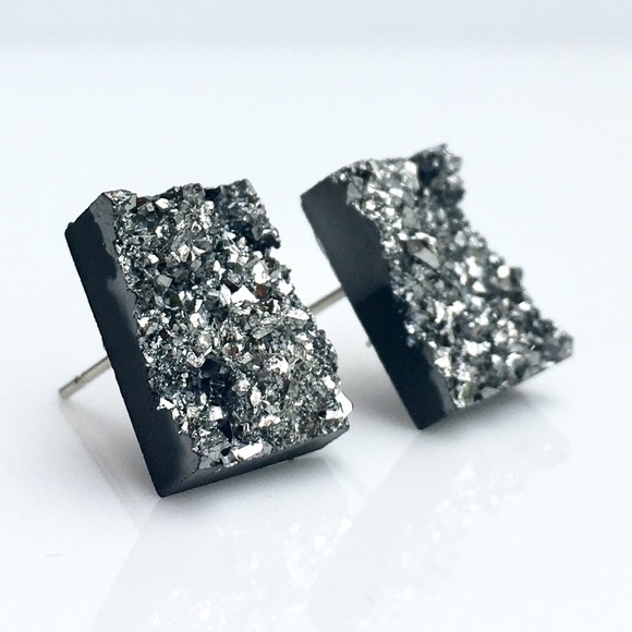 3 for 15🎀 Grey faux druzy rectangular studs - Picture 2 of 5