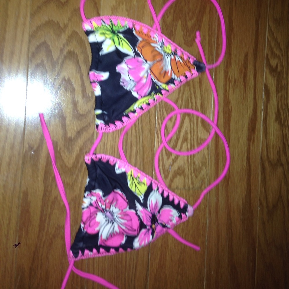 2 bikinis