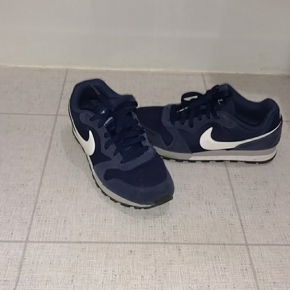 Nike Tennis Shoes - LIKE NEW