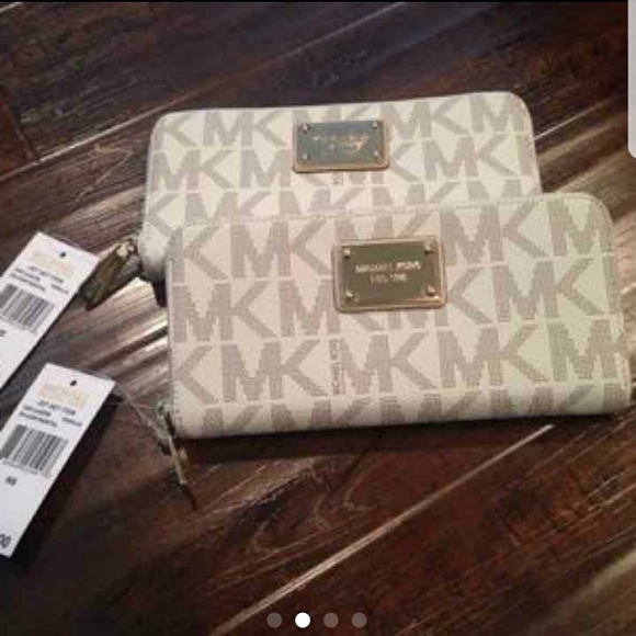 KORS Michael Kors Handbags - NWT Jet Set Vanilla Wallet Gold logo