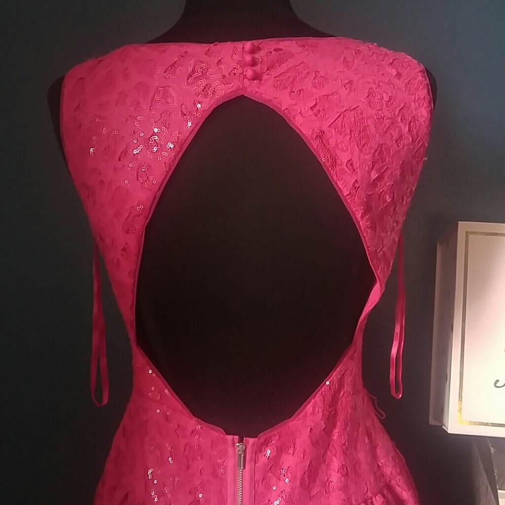 ❤️BCBG Open-Back Dress❤️ - Picture 4 of 4