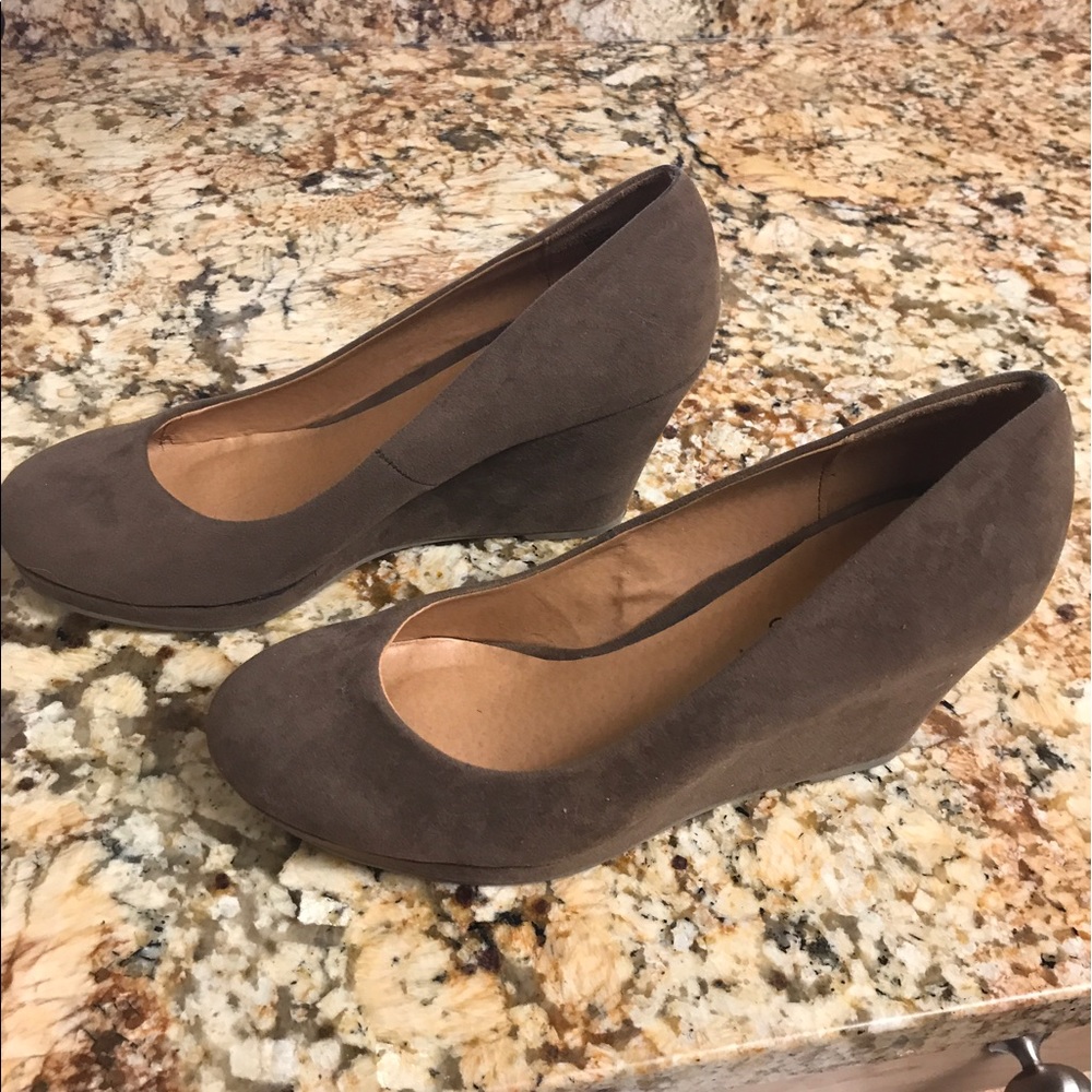 Beautiful Beige Wedges-size 8.5