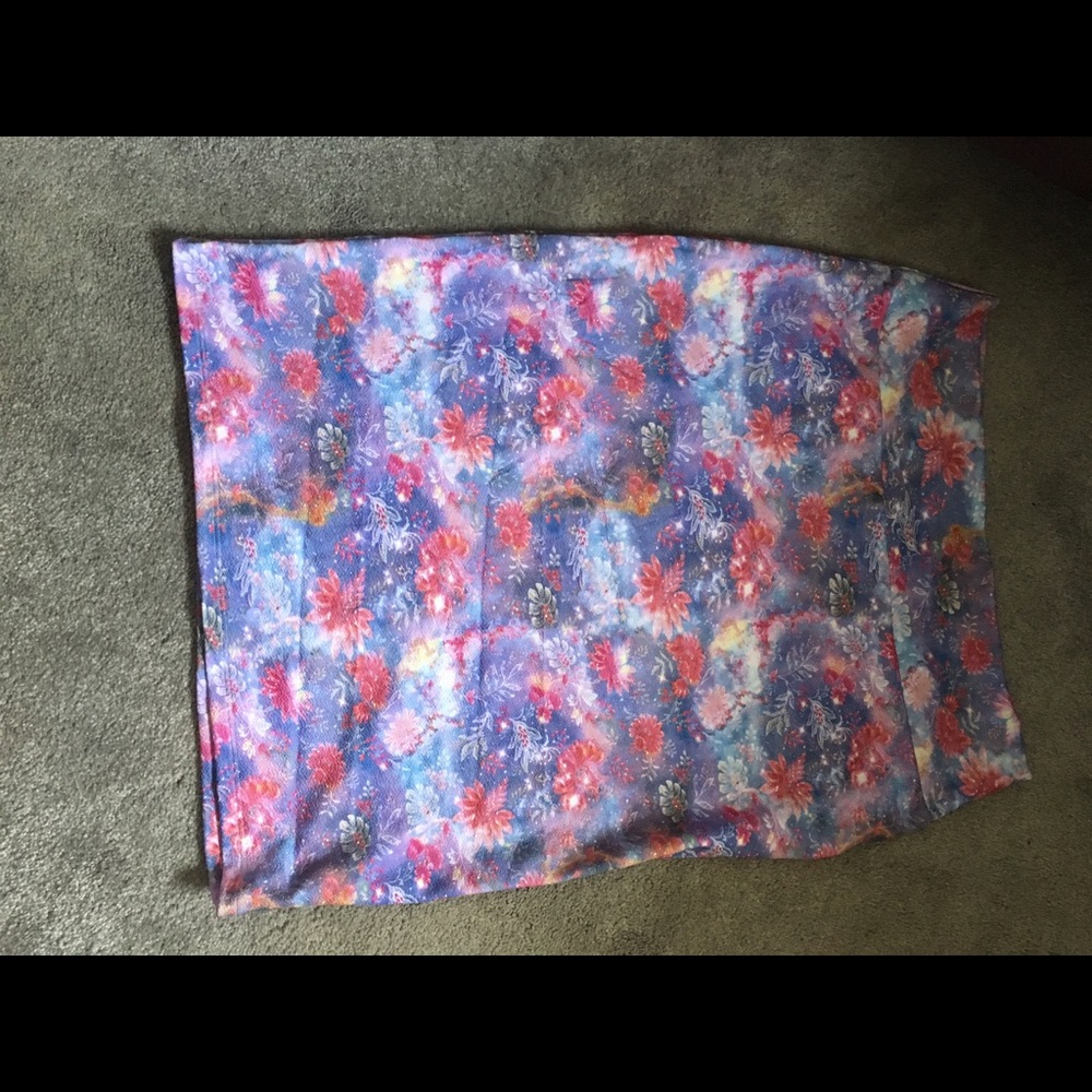 This is a BNW/OT LuLaRoe skirt.