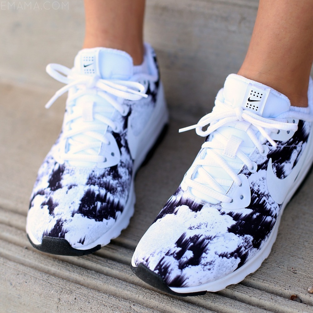 💋PM Editor Pick💋 Nike Sneakers - Picture 1 of 4