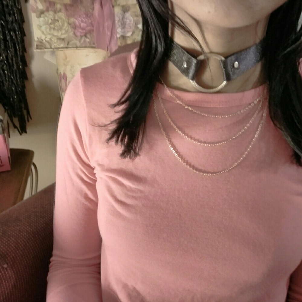 Gray toned Choker with Triple-strand gone tone nec