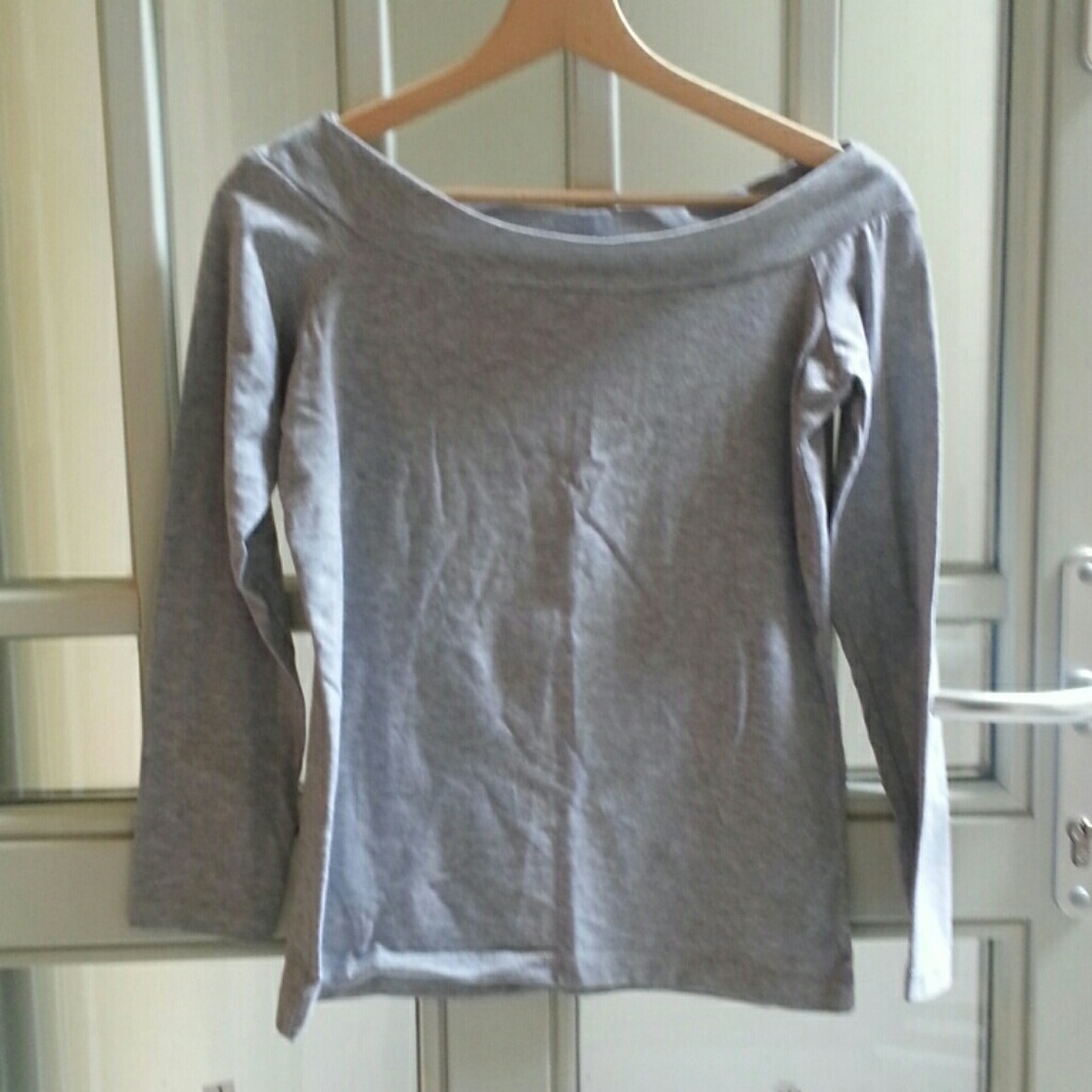 Off the shoulder tee