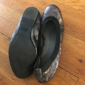 Stuart Weitzman pewter snake skin flats