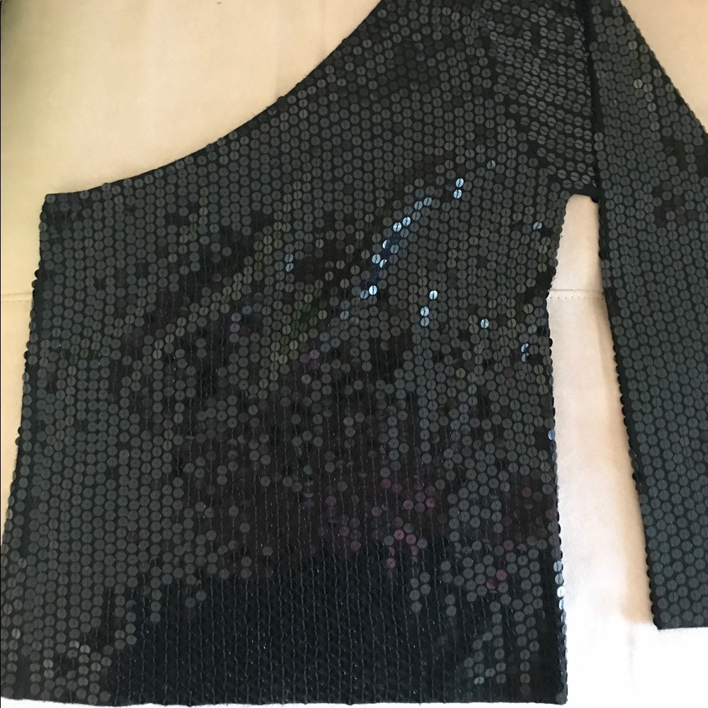 Club Monaco one sleeve top