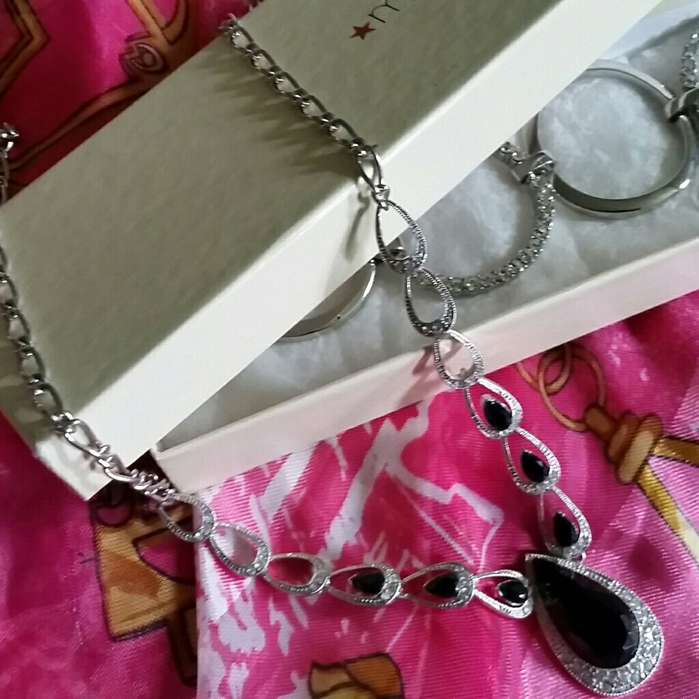 Necklace with black and diamond gems