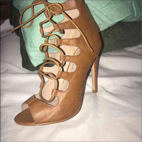 Size 8 heels - Picture 2 of 2