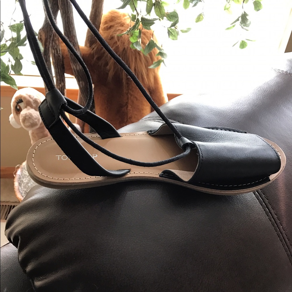 Black sandal with toe tops