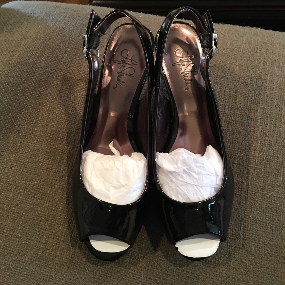 Life Stride black patent leather strappy pumps
