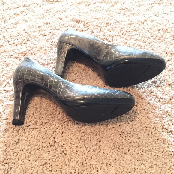 New Anne klein pumps - Picture 3 of 3