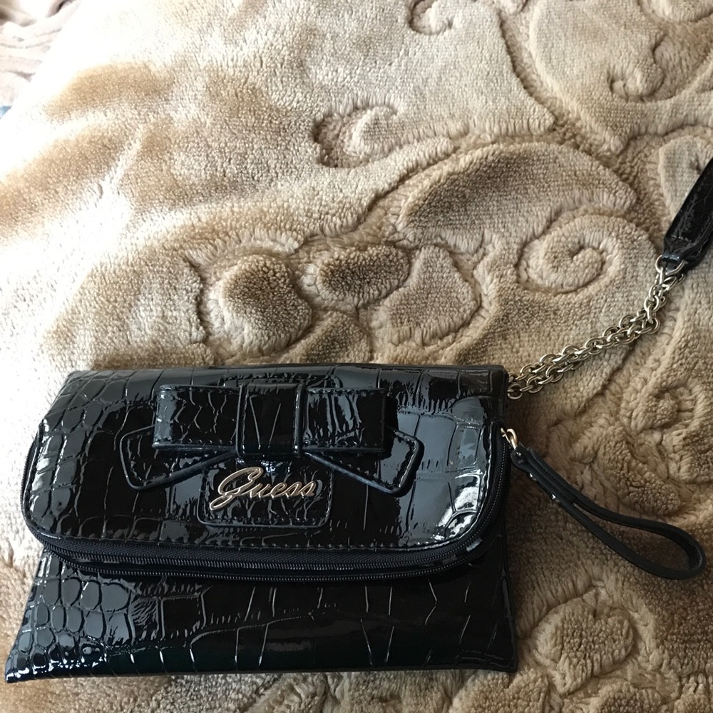 Clutches & wristlets
