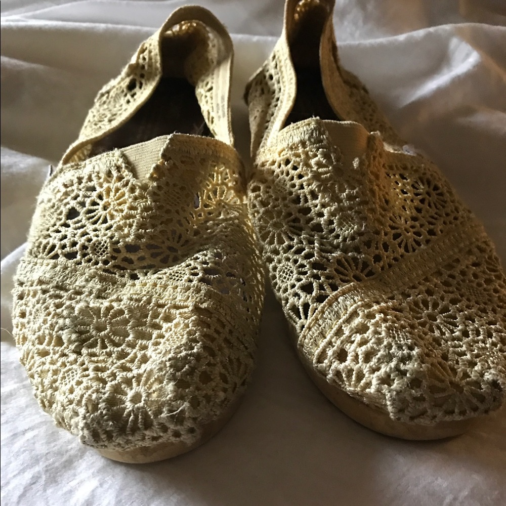 Yellow Lace TOMS-- size 9