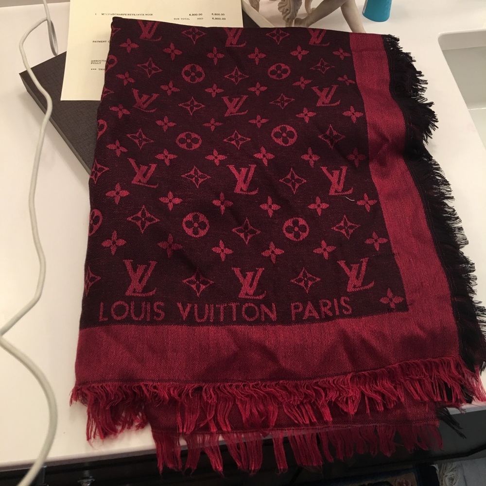 Scarf new without tag 140/140 cm