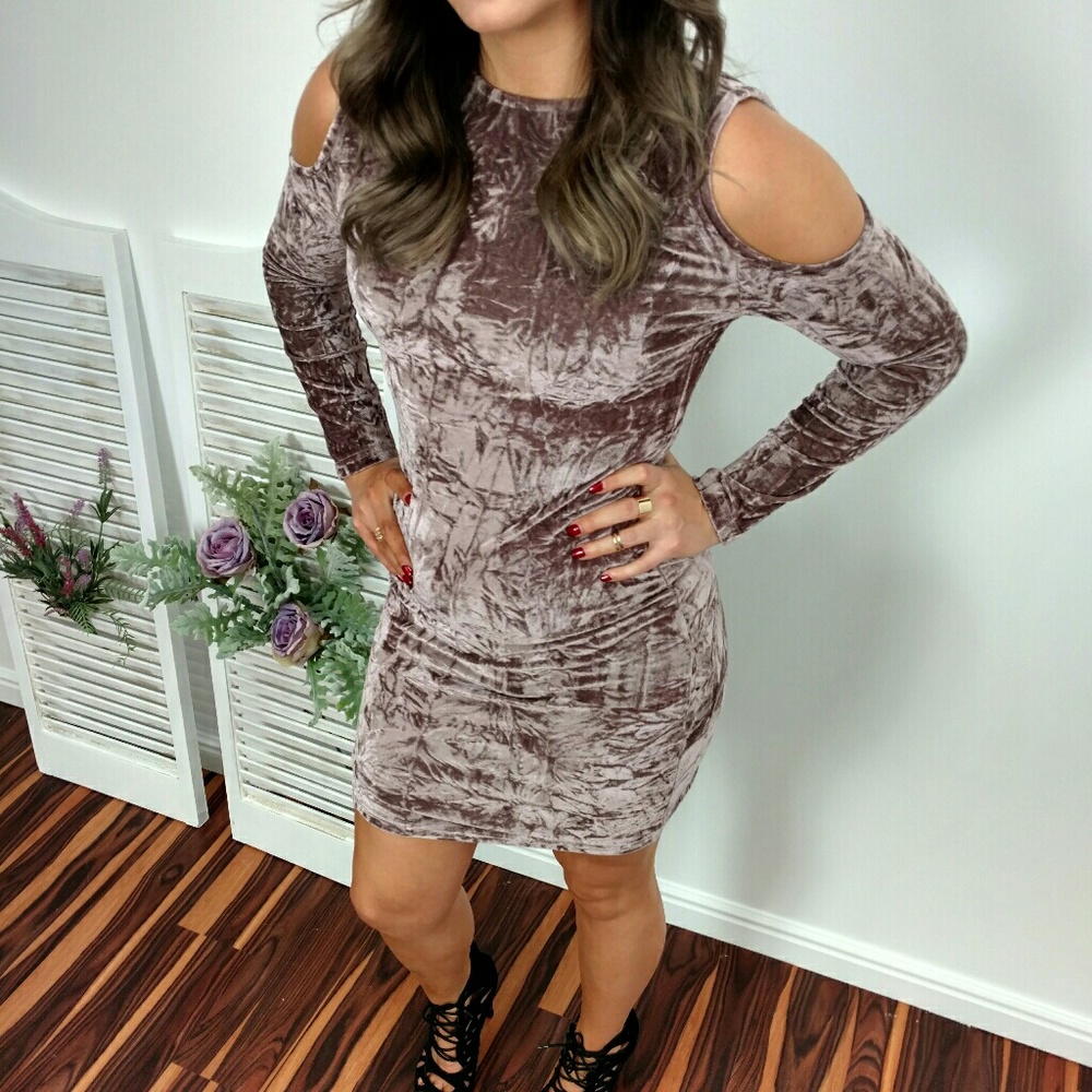 💥💥SOLD💥💥 CRUSH VELVET DRESS - Picture 5 of 7