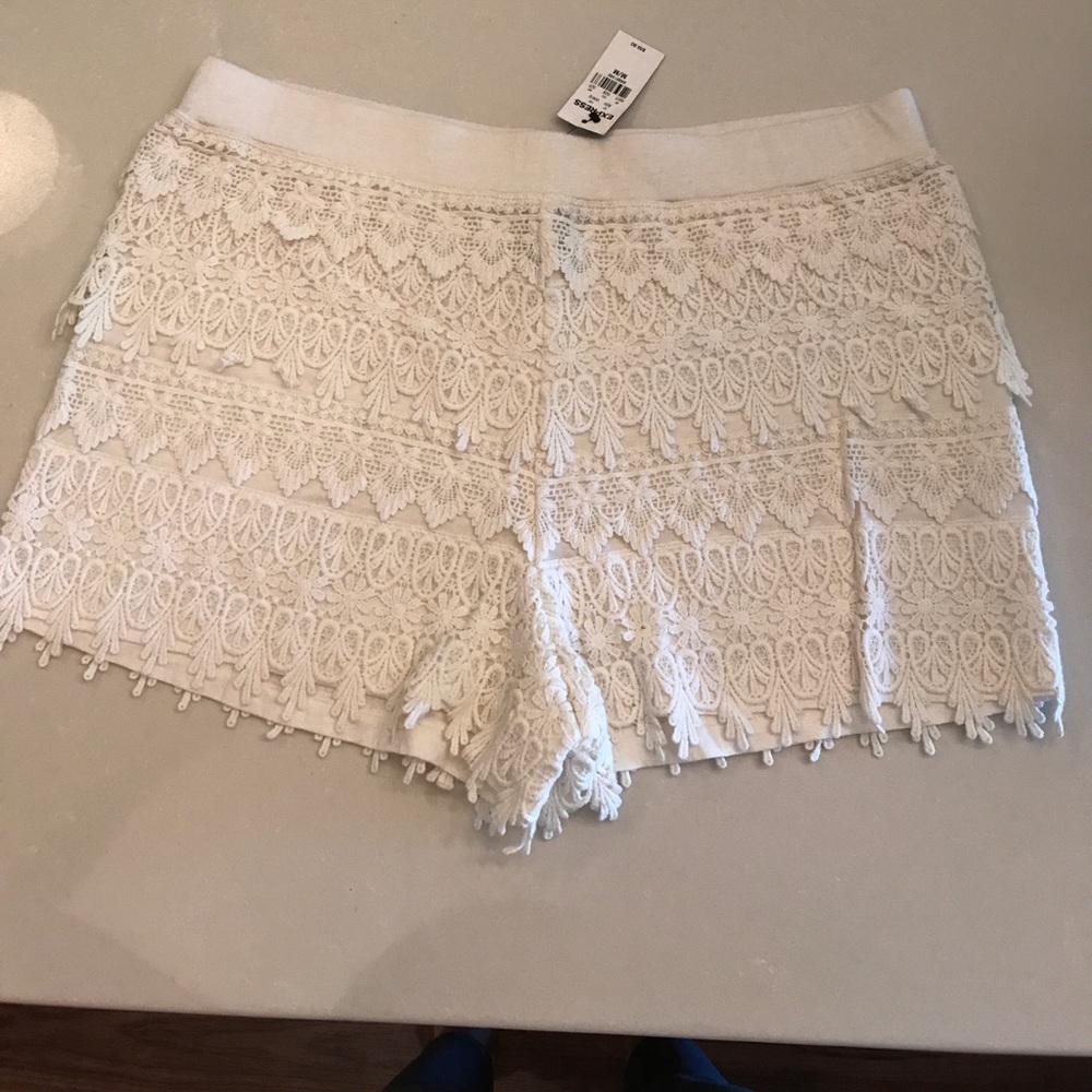 BNWT! White, lace shorts!