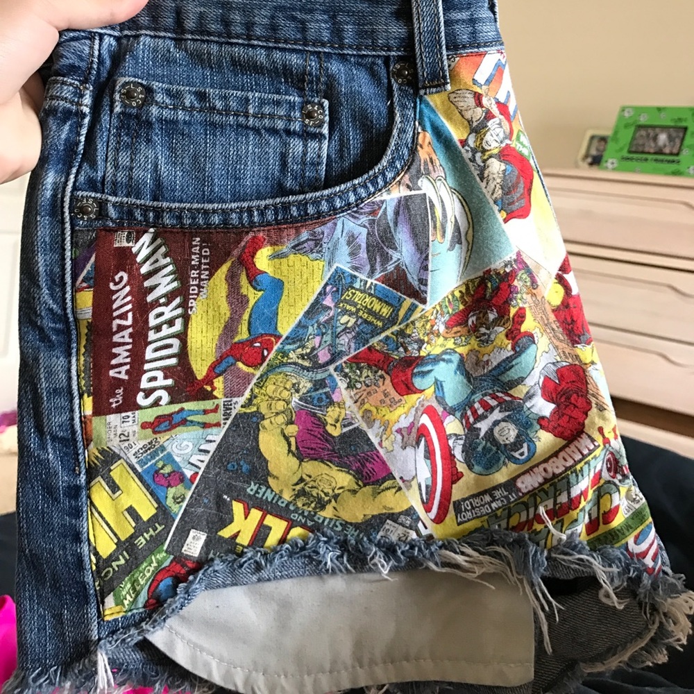 High waist short with comic strip stitching