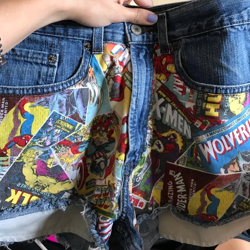 High waist short with comic strip stitching - Picture 2 of 4