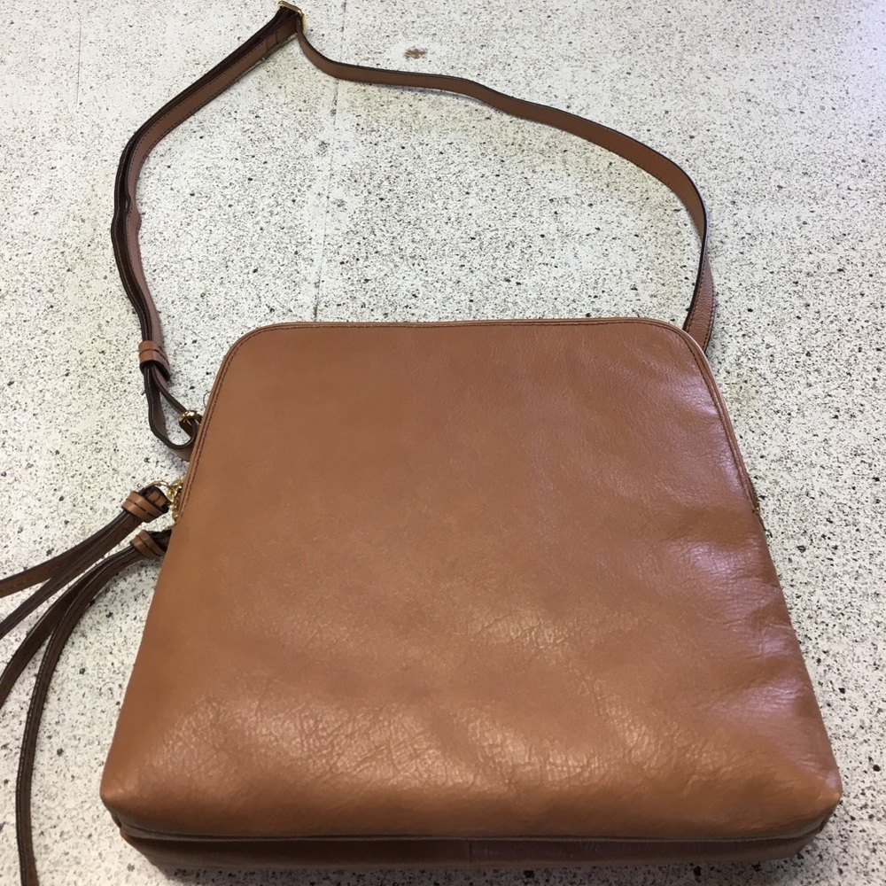 Banana republic tan leather pocketbook