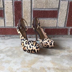 Gorgeous Leopard 👠!