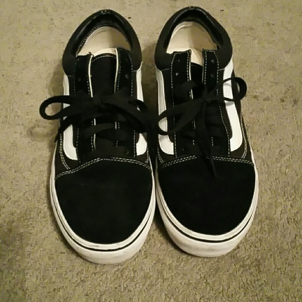 Men's size 10 vans. Suede black and white