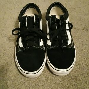 Men's size 10 vans. Suede black and white