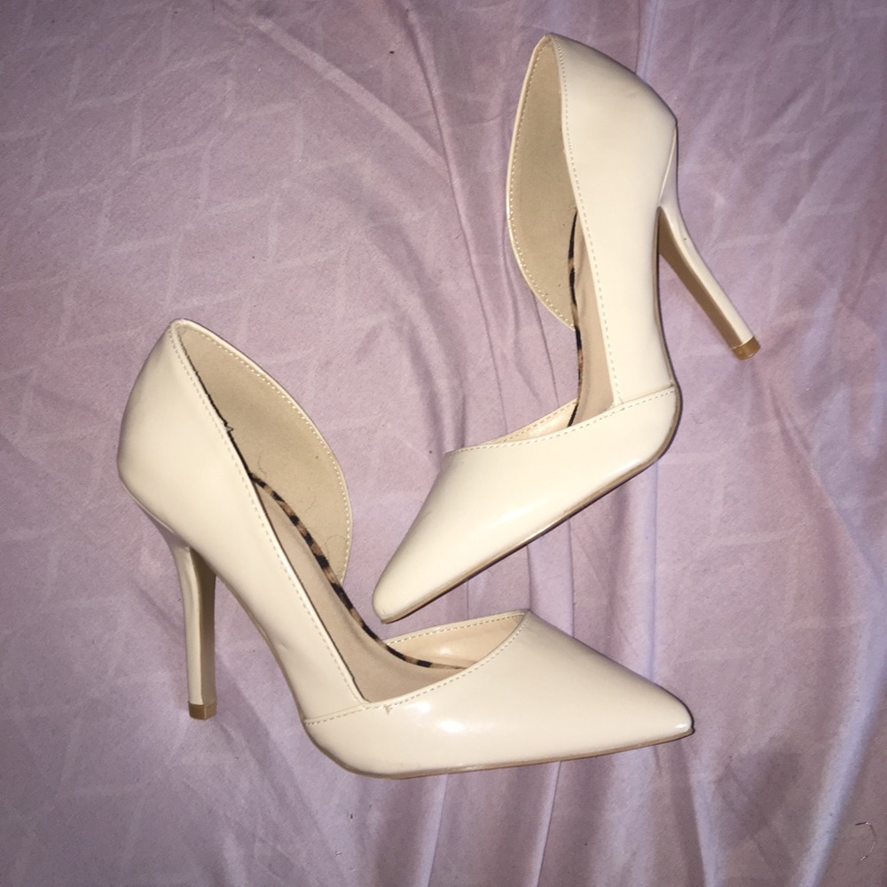 Charlotte Russe creme pumps
