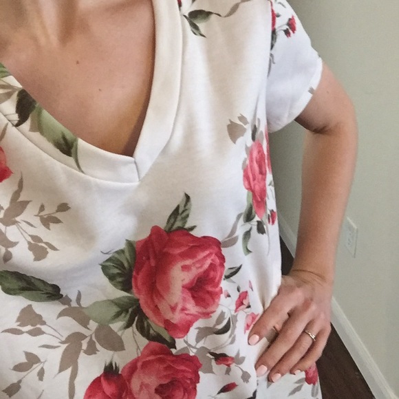 LAST ITEM▫Ivory Soft Terry Floral V-Neck Tee - Picture 6 of 7