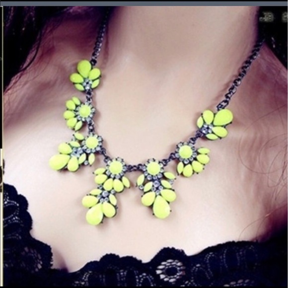 🏵 fabulous statement necklace🏵 - Picture 2 of 3