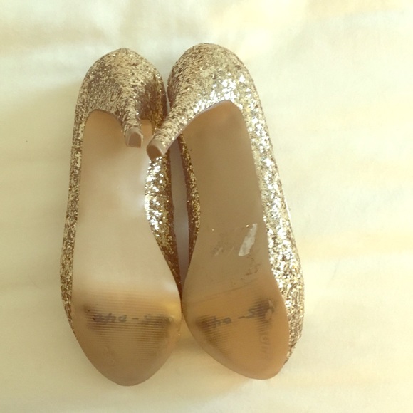 Never Worn! Guess Gold Sequin Heels 7.5 - Picture 3 of 3