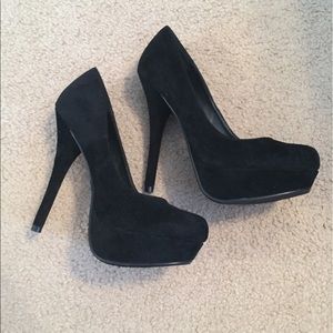 BRAND NEW Sully's Suede Pumps