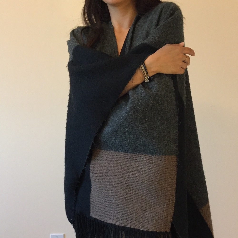 Deena & Ozzy Color Block Wooly Soft Cape - image 3