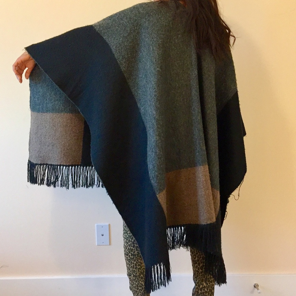 Deena & Ozzy Color Block Wooly Soft Cape - image 1
