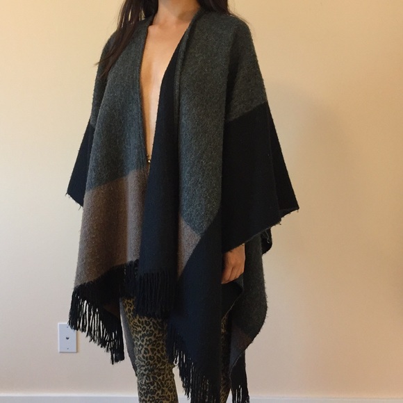 Deena & Ozzy Color Block Wooly Soft Cape - Picture 2 of 3