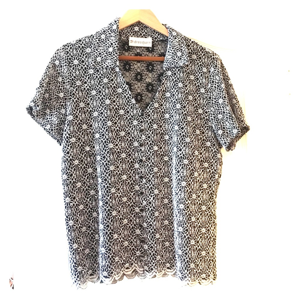 Fun and flirty Short sleeve Shirt!.