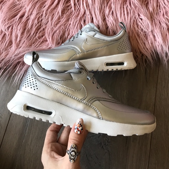 NWT Nike Thea SE metallic 🗡 - Picture 2 of 8