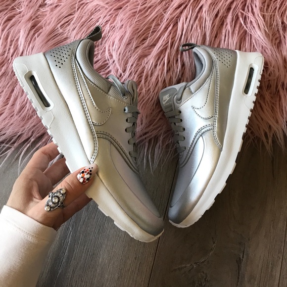 NWT Nike Thea SE metallic 🗡 - Picture 3 of 8
