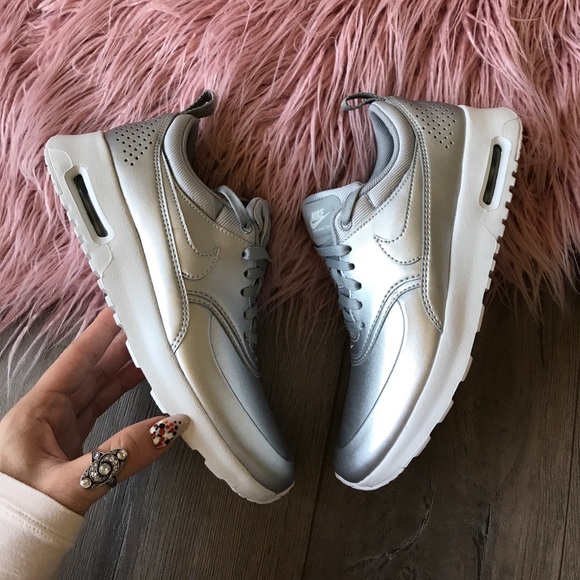 NWT Nike Thea SE metallic 🗡 - Picture 4 of 8