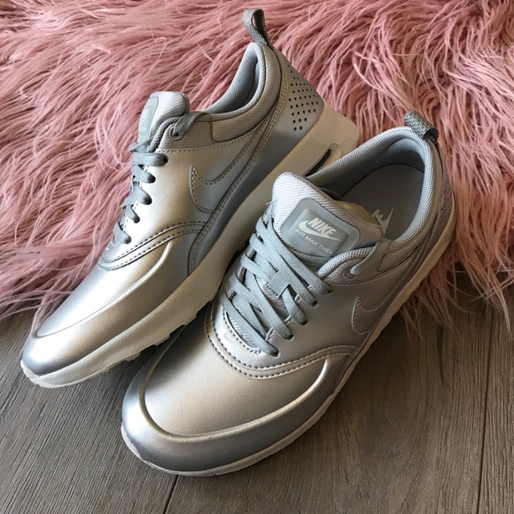 NWT Nike Thea SE metallic 🗡 - Picture 5 of 8