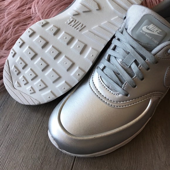 NWT Nike Thea SE metallic 🗡 - Picture 6 of 8