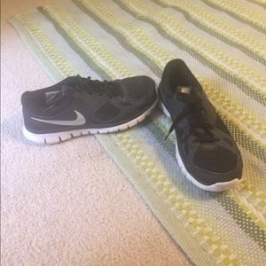 Black nike tennis shoes