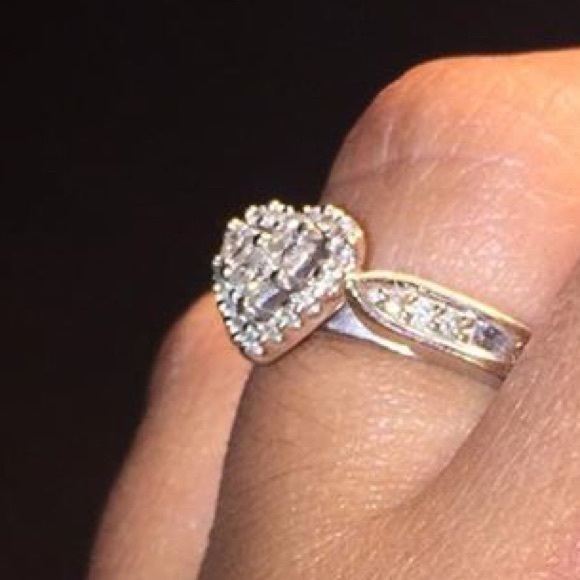 STOLEN Heart shaped Diamond ring - Picture 2 of 4