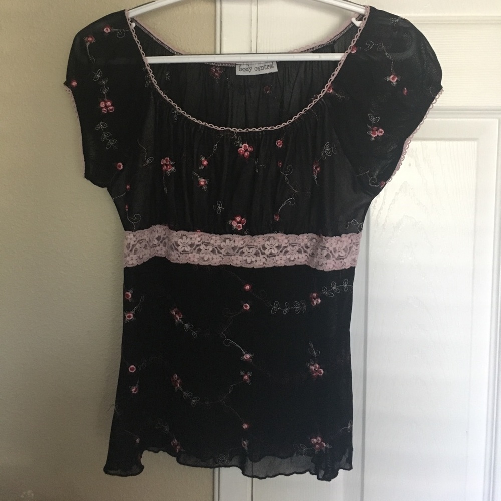 Body Central black lace floral pattern blouse