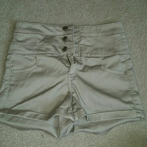 Tan highwaisted shorts - Picture 1 of 3