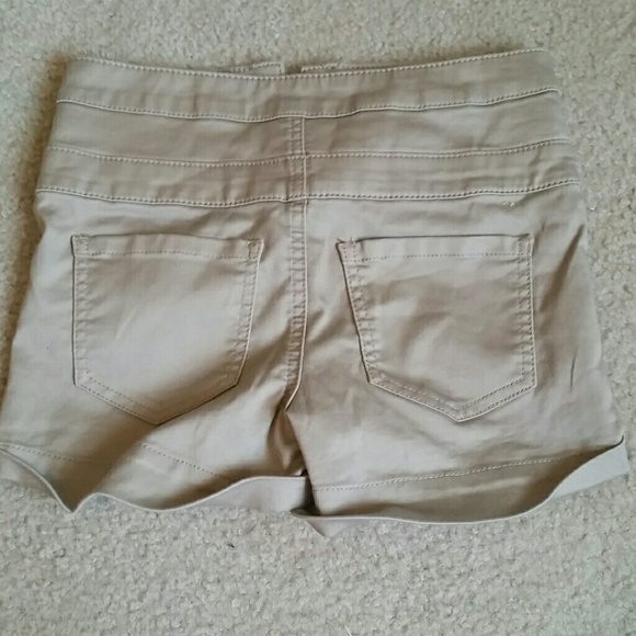 Tan highwaisted shorts - Picture 2 of 3