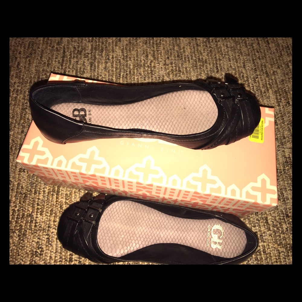 Beautifully chic Gianni Bini flats!