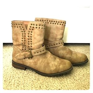 Light tan ankle boots with studs! Size 10